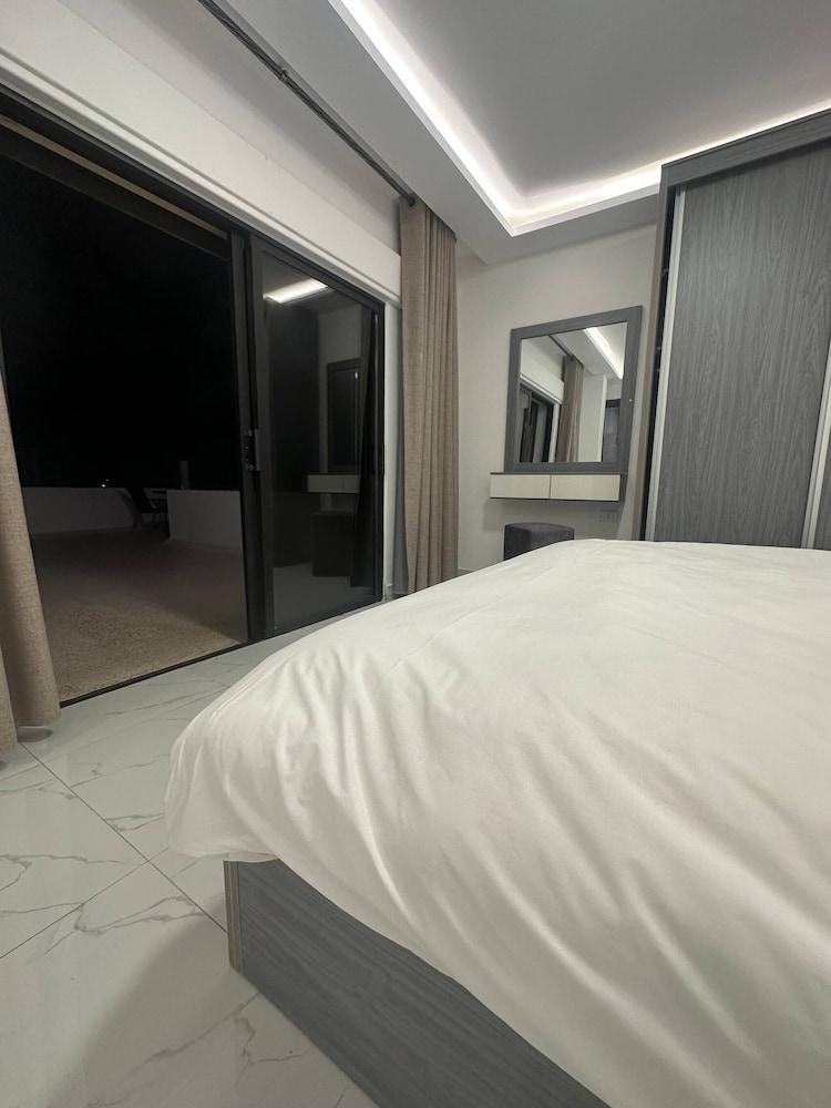 Cozy Rooftop Near Al Services 23