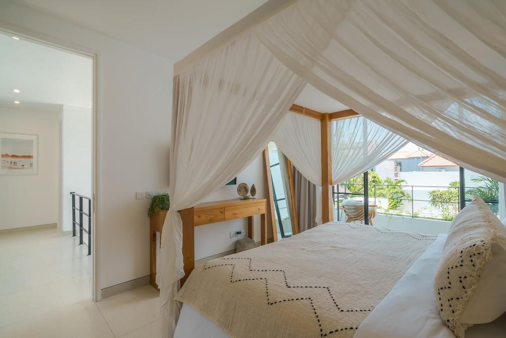 Puri Senang - Luxury 4BR Pool Villa in Central Berawa, Near Beach