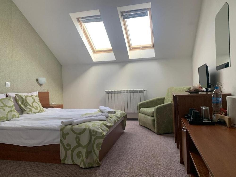 Room-granat Double Room 3- Next to Gondo