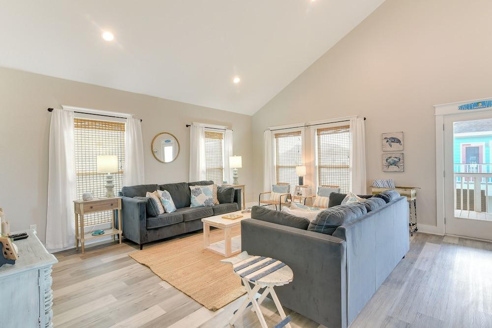 Galveston Home w/ Pool Access, Walk to Beaches!