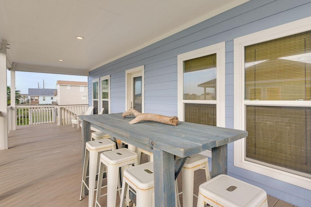 Galveston Home w/ Pool Access, Walk to Beaches!