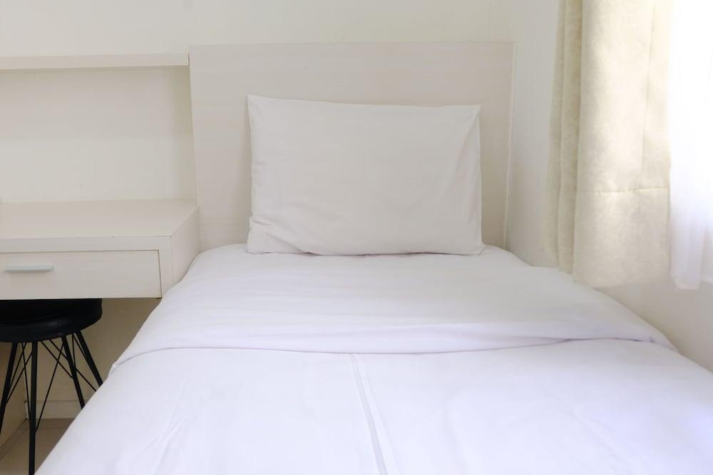 Stylish Modern 2Br Apartment At Parahyangan Residence