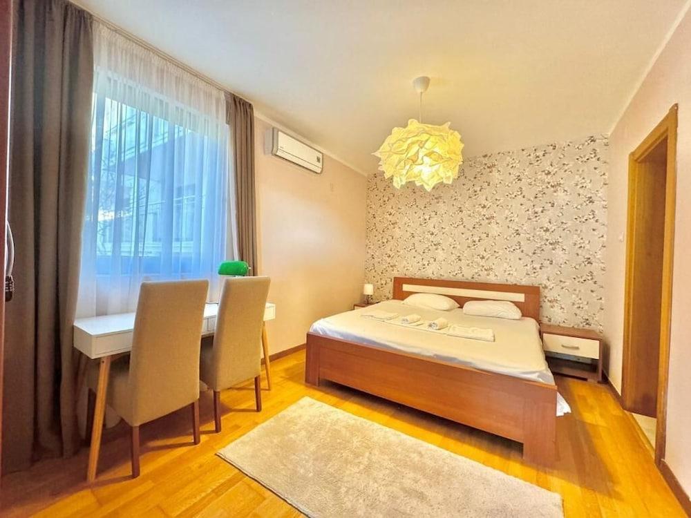 Sunset Poolside Retreat BlueH