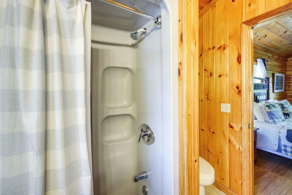 Tennessee Cabin w/ Balcony, Hot Tub & Pool Access!