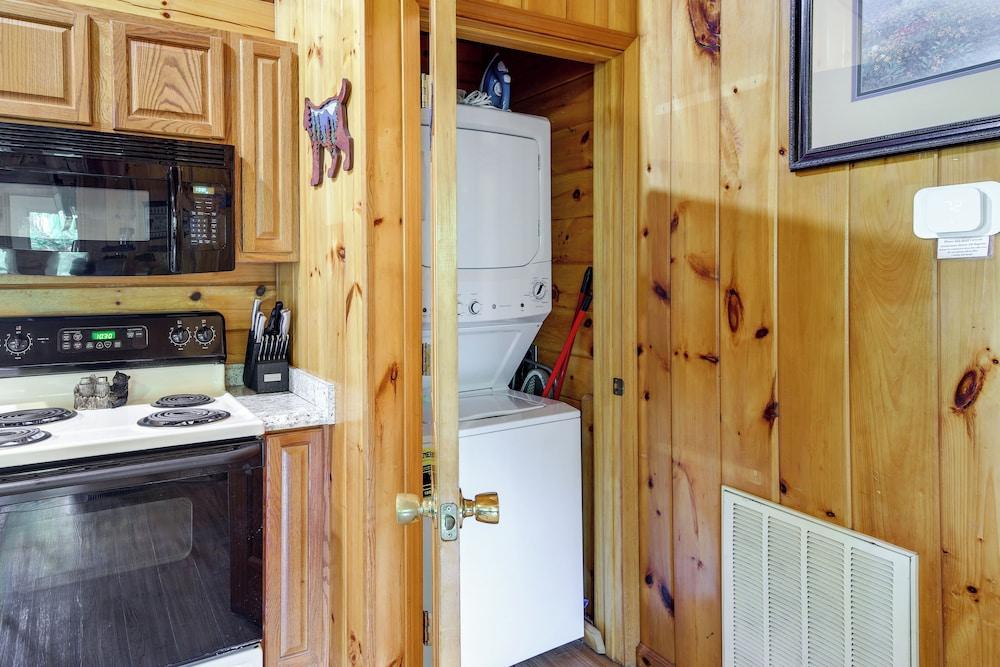 Tennessee Cabin w/ Balcony, Hot Tub & Pool Access!