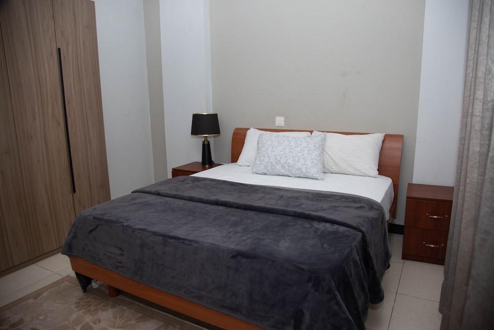 Earls Court Spintex Apartment