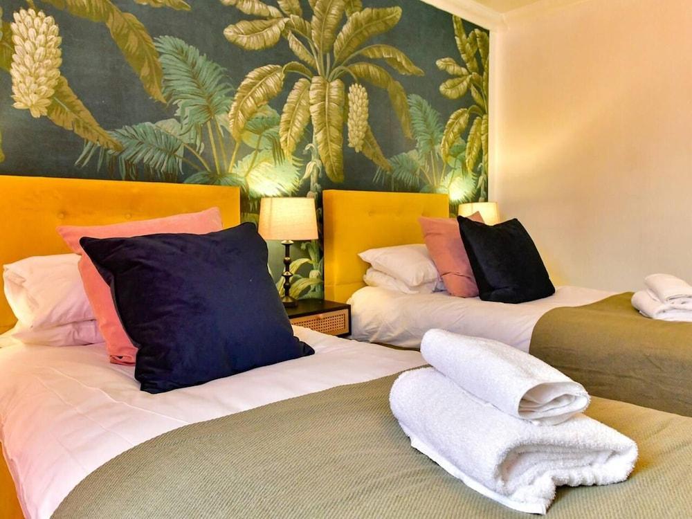 House - Sleeps up to 9 & Free Parking