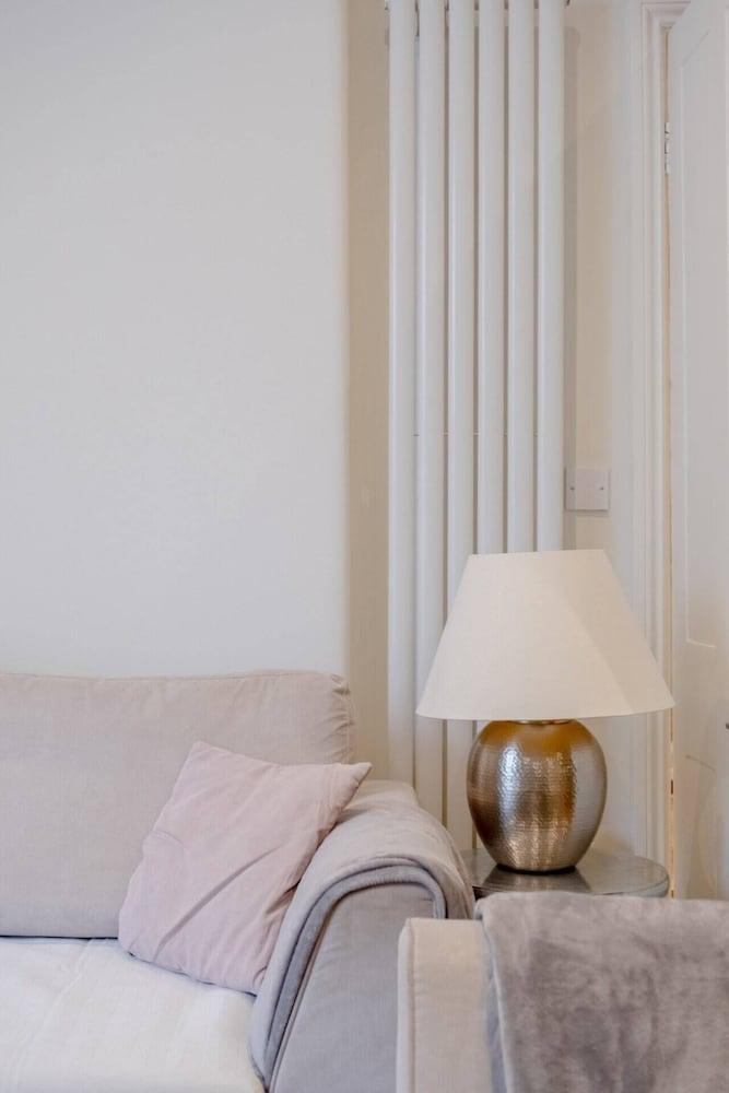 Gorgeous 2BD Flat With Patio - South Kensington!