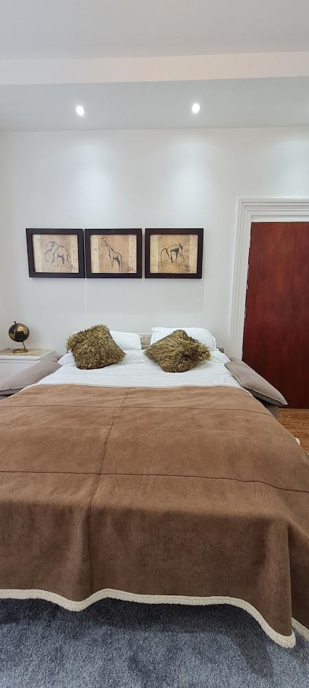 Botanic Gardens Oasis: Urban Convenience & Comfort