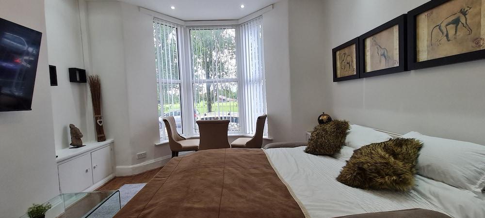 Botanic Gardens Oasis: Urban Convenience & Comfort