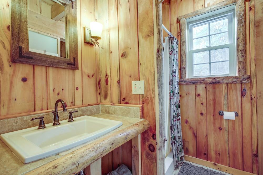 Rustic Retreat: Walk to Great Sacandaga Lake!