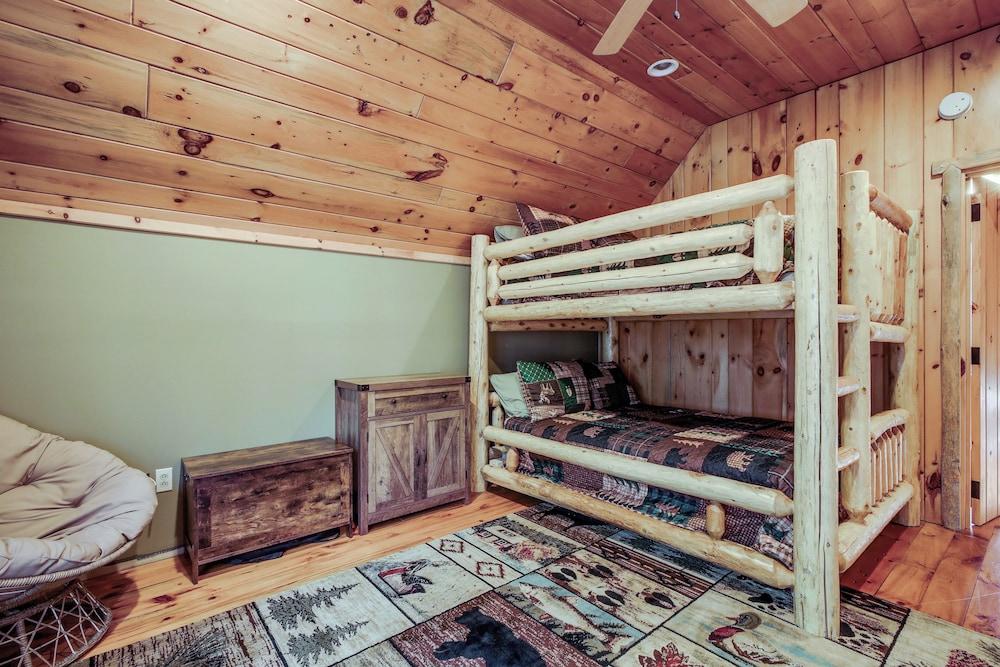 Rustic Retreat: Walk to Great Sacandaga Lake!