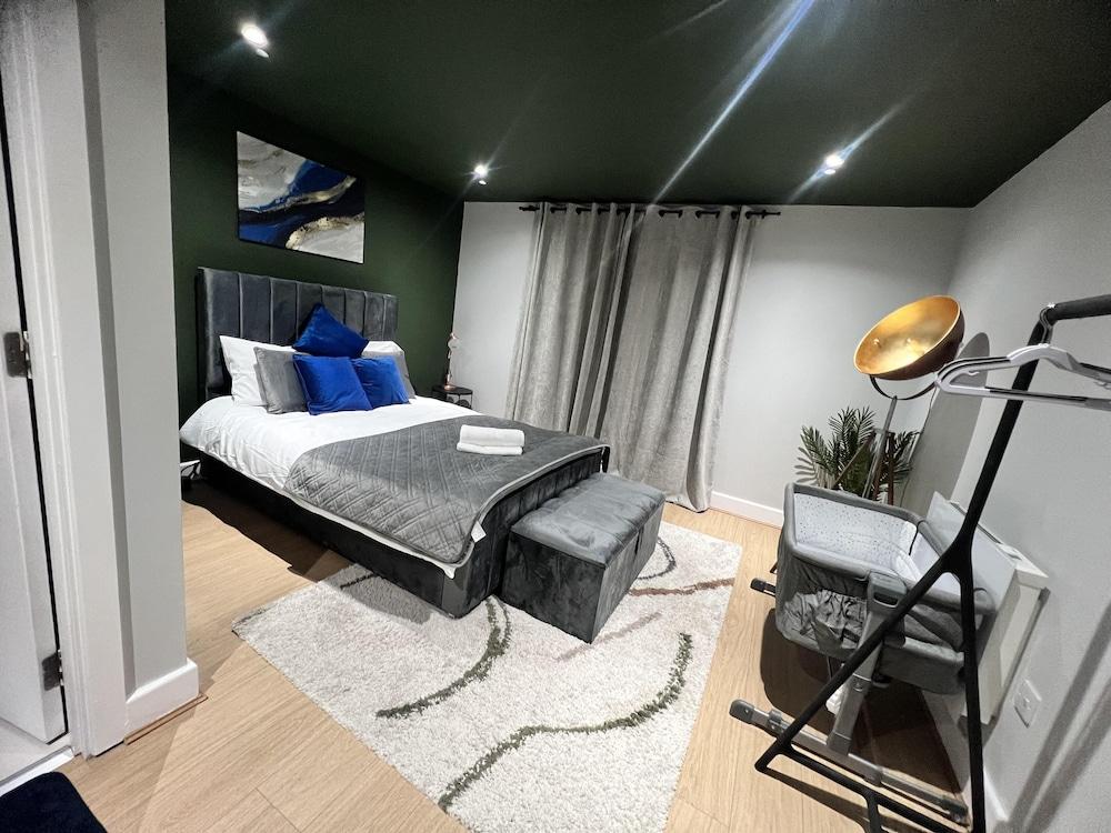 3br-sleeps8-canarywharf-cinemabedroom