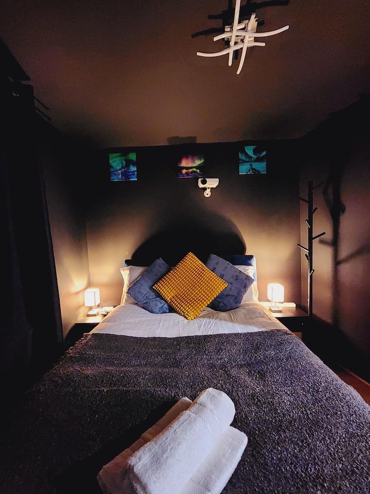 3br-sleeps8-canarywharf-cinemabedroom