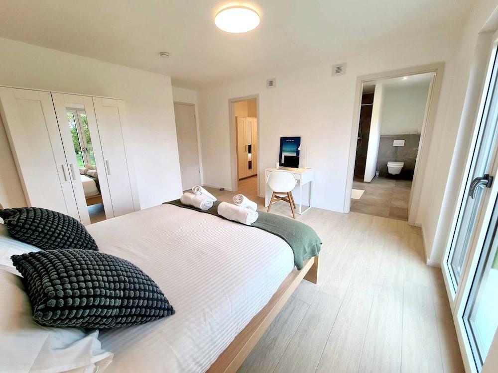 Spacious & Luxurious 5 bedrooms House