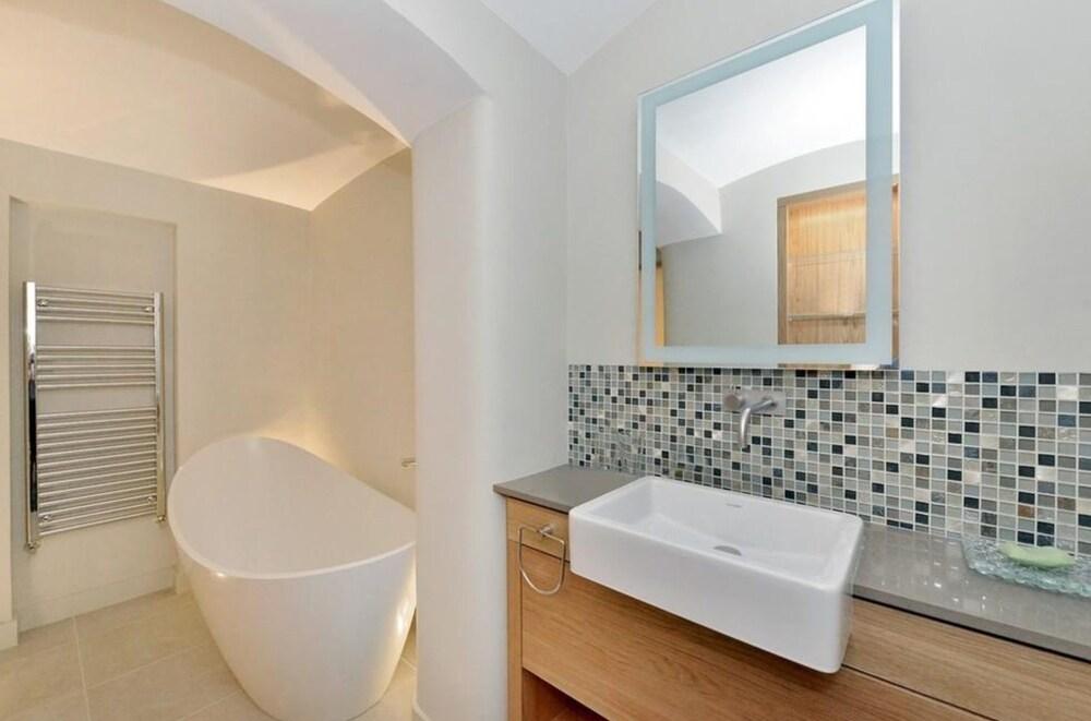 Charming 3-bed House in London