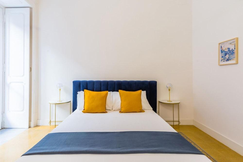 Piazza Amedeo Stylish Apartment by Wonderful Italy