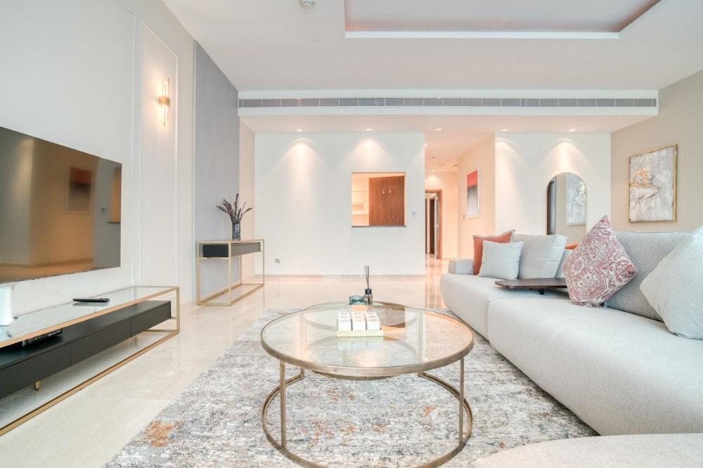 Modish Palm 3BR w Private Balcony Beach Access