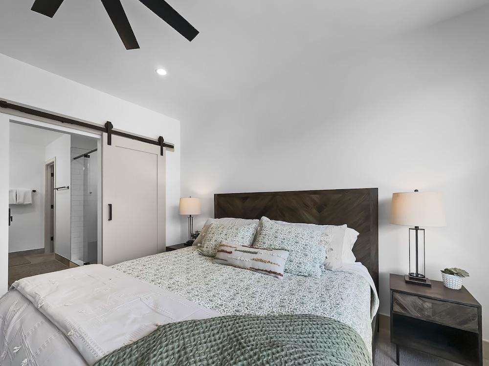 541 Center Circle 3br 3.5ba 3 Bedroom Townhouse by RedAwning