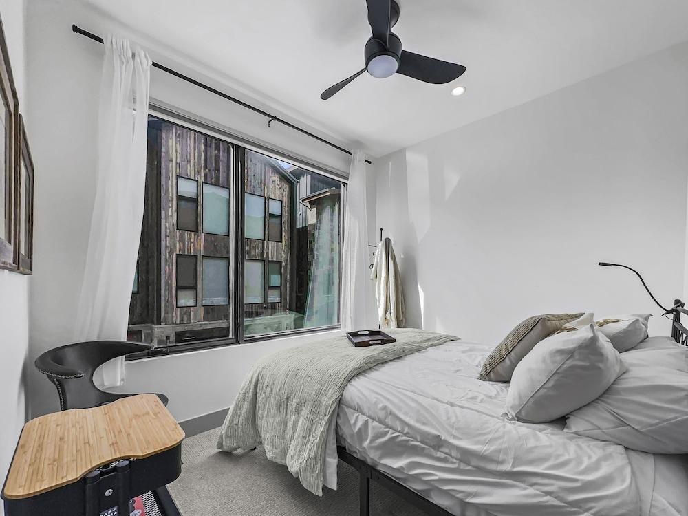 541 Center Circle 3br 3.5ba 3 Bedroom Townhouse by RedAwning