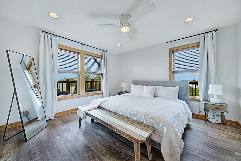 Scarlet Lodge by Avantstay Game Room + Views