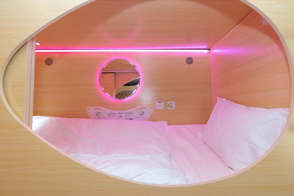 Momostay Capsule Hotel