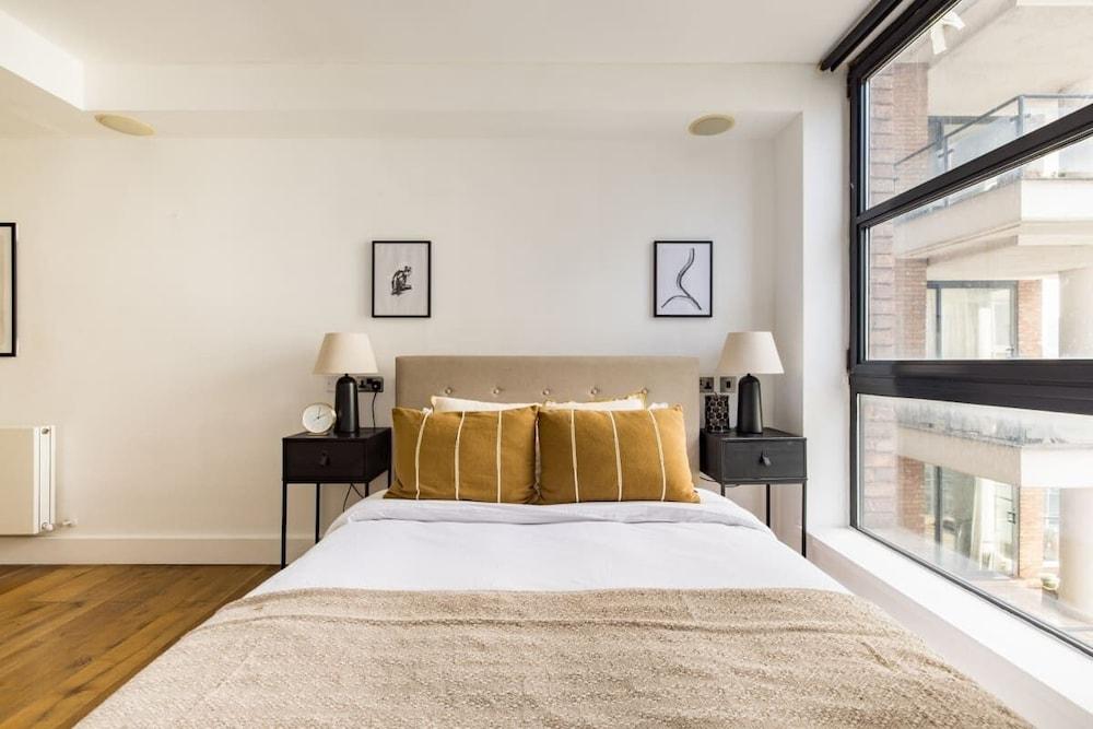 The River Thames View - Stunning 2bdr Flat With Study Room + Balcony