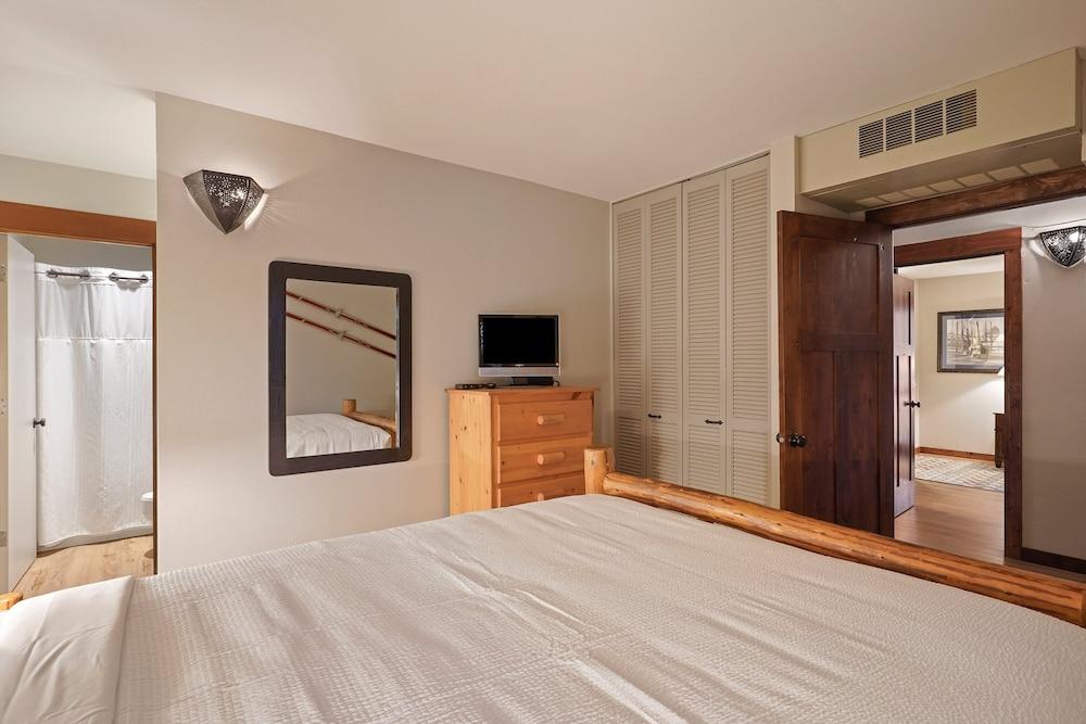 Seventh Mountain 1123 3 Bedroom Condo by RedAwning