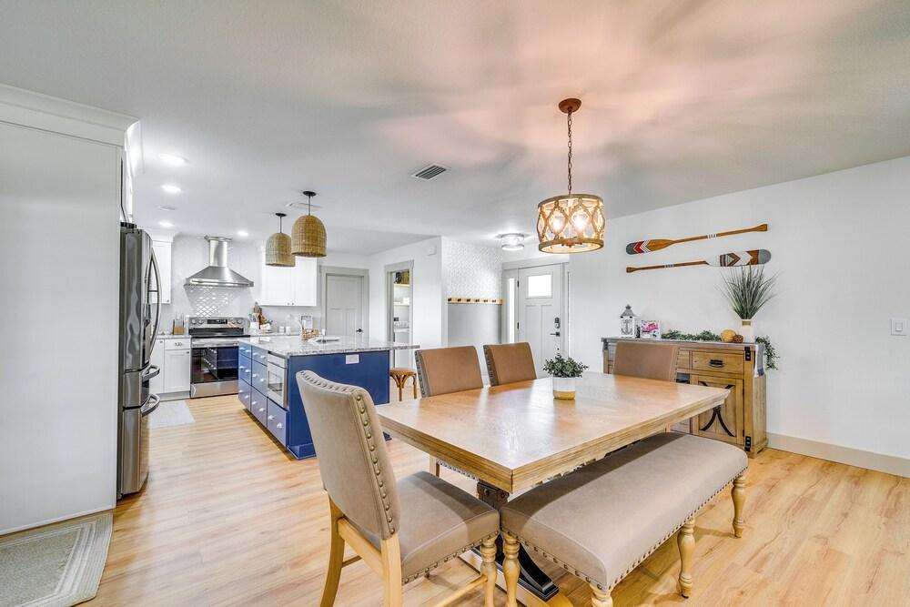 Lakefront Inverness Getaway w/ Kayaks & Bikes!