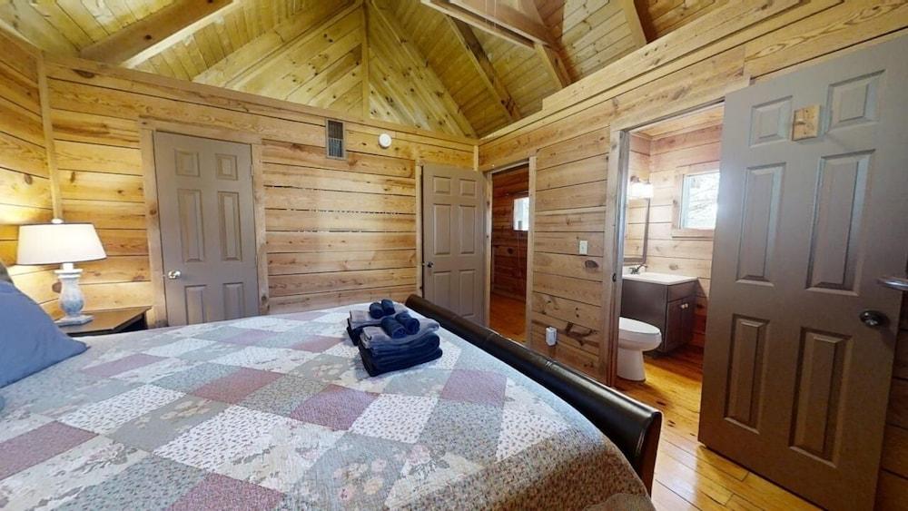 Chelle's Sanctuary 2 Bedroom Cabin by RedAwning