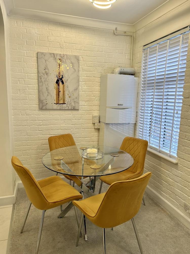 Apartment - Sleeps 4 & Near Tube