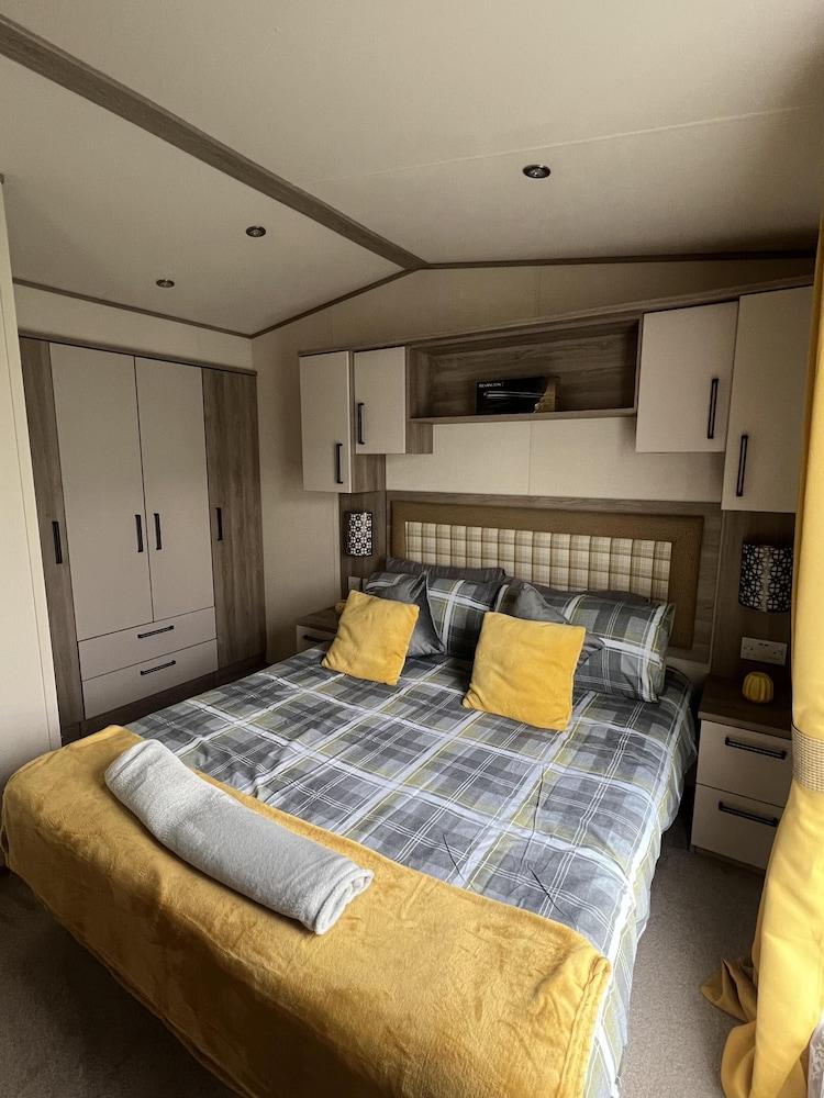 2 Bed Caravan - Sleeps 6 - Parking - Pets