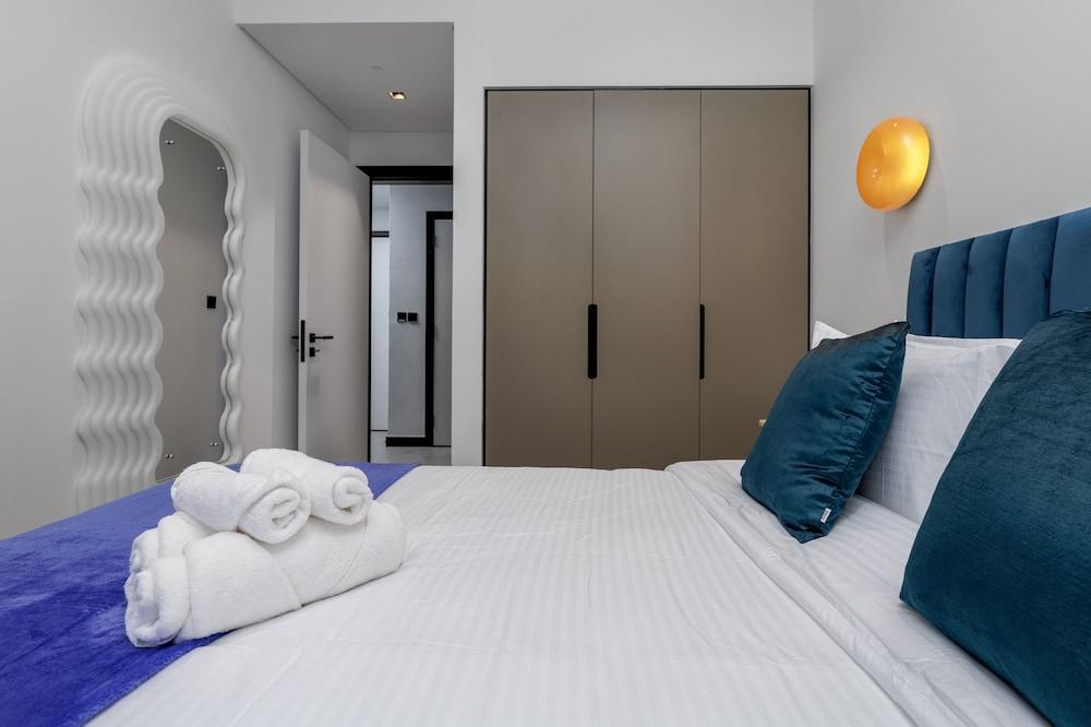 Waves - Premium 1BR Apartment Overlooking Burj Khalifa