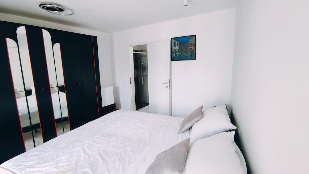 Apartment and Room Bitinada