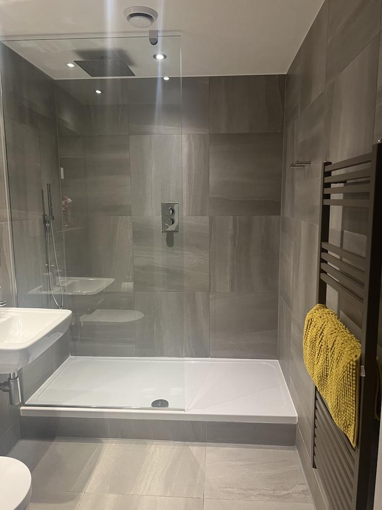 Beautiful Apartment With Excellent Water View