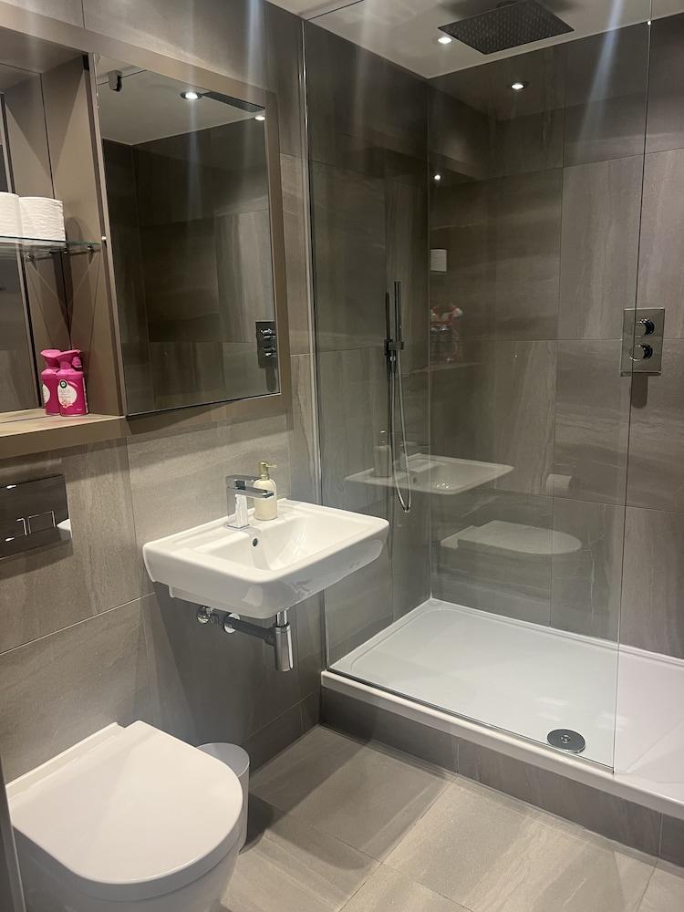 Beautiful Apartment With Excellent Water View