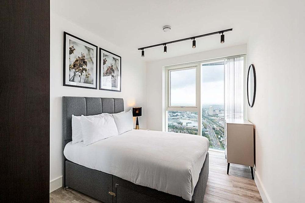 Modern Sky-High Flat In North Acton