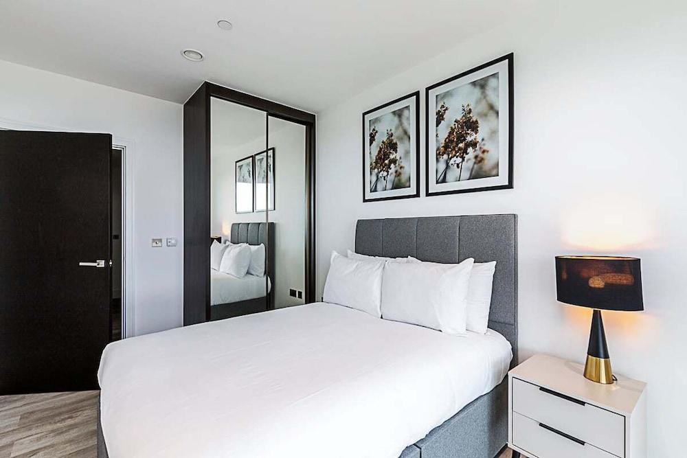 Modern Sky-High Flat In North Acton