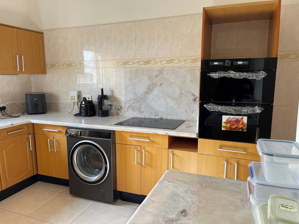 3 Bed House - Sleeps 9 - Pets - Garden - Parking