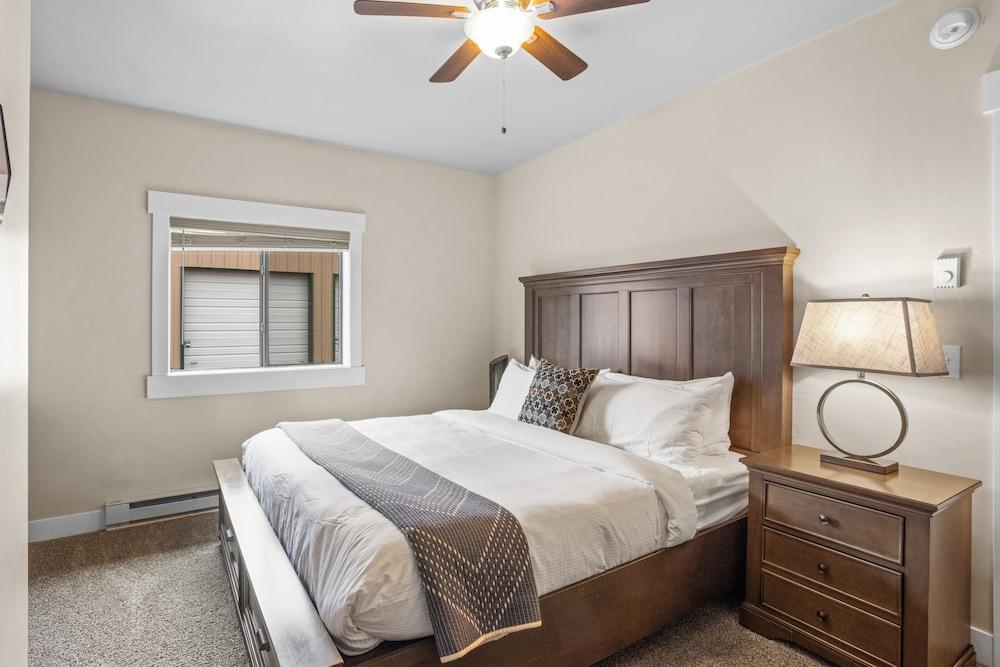 The Yellowstone Hideaway Unit B