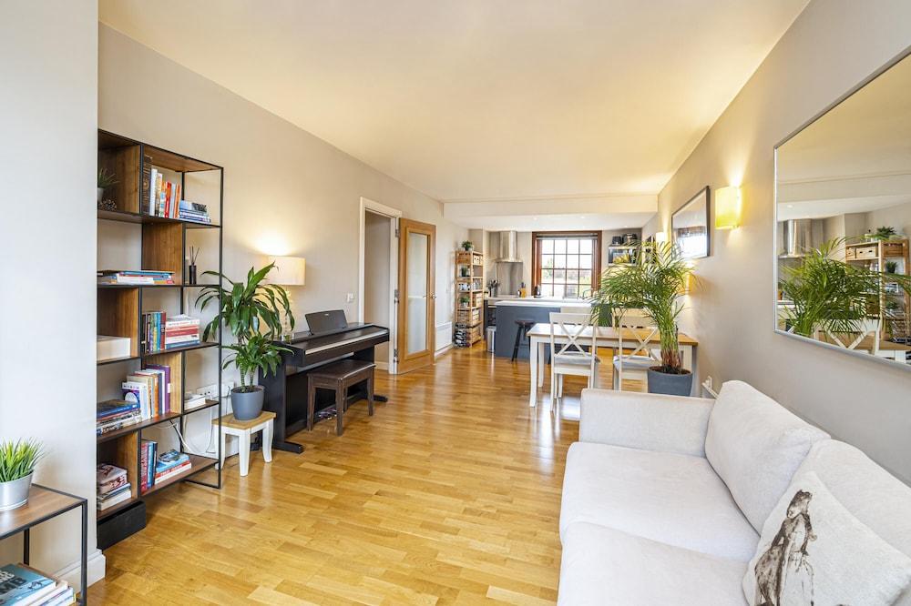 Peaceful Putney Apartment by Underthedoormat