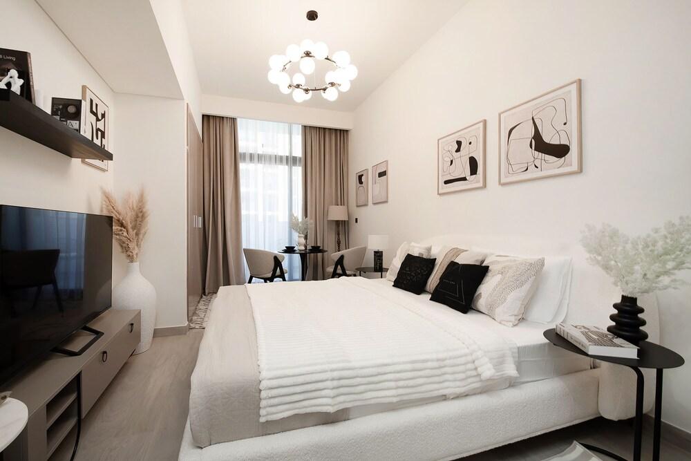 Modern studio in Azizi Riviera