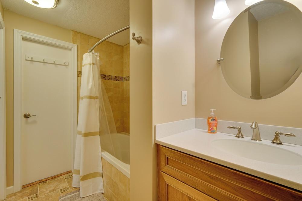 Sunny Stratton Townhome ~ 1 Mi to Skiing!