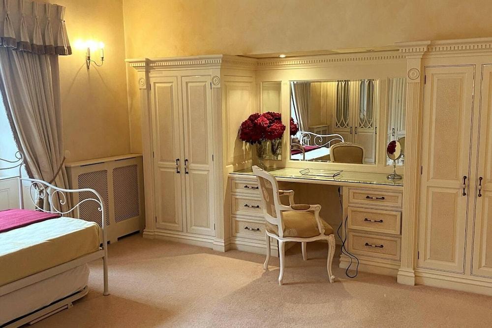 Exceptional Unique 5 Bedroom Manor House