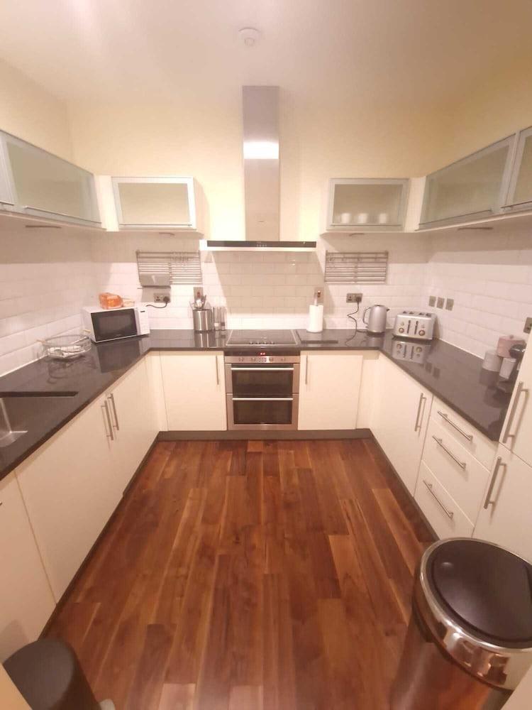 Ravishing Riverside 2-bed Rental in Canary Wharf