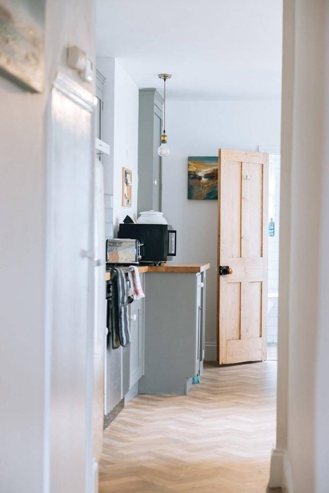 Inviting 1BD Flat - 20 Mins to Brighton Beach!