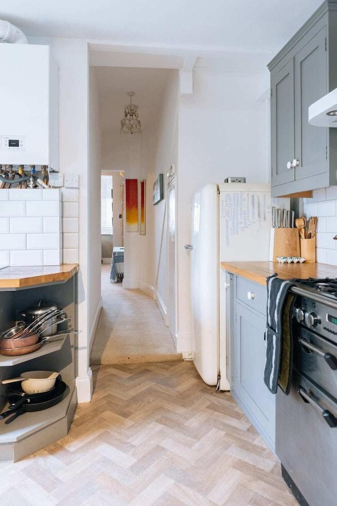 Inviting 1BD Flat - 20 Mins to Brighton Beach!