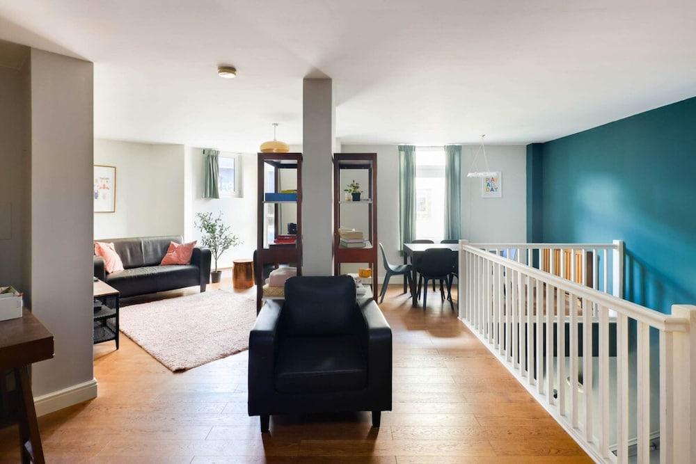 Beautiful & Vibrant 2BD Home w/ Balcony - Hackney!