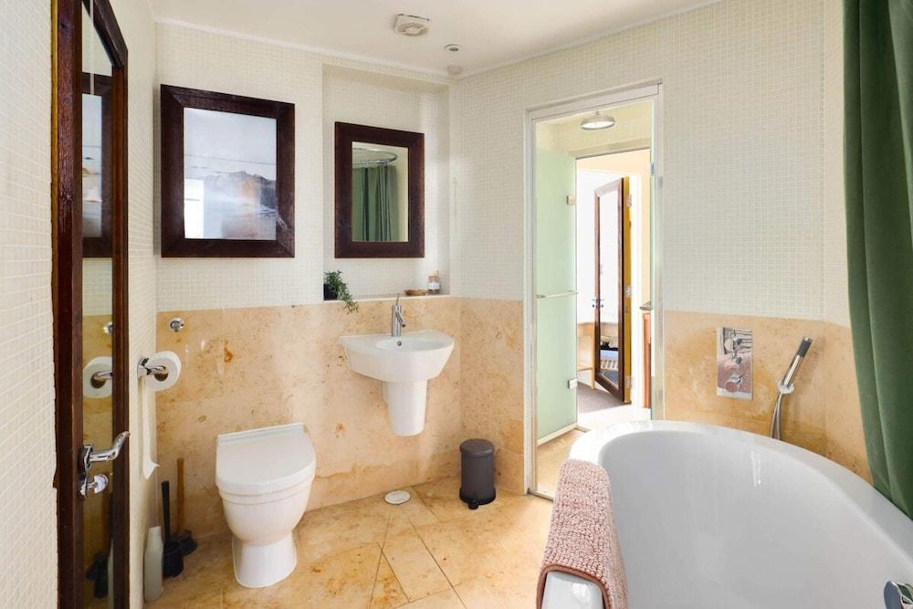 Beautiful & Vibrant 2BD Home w/ Balcony - Hackney!