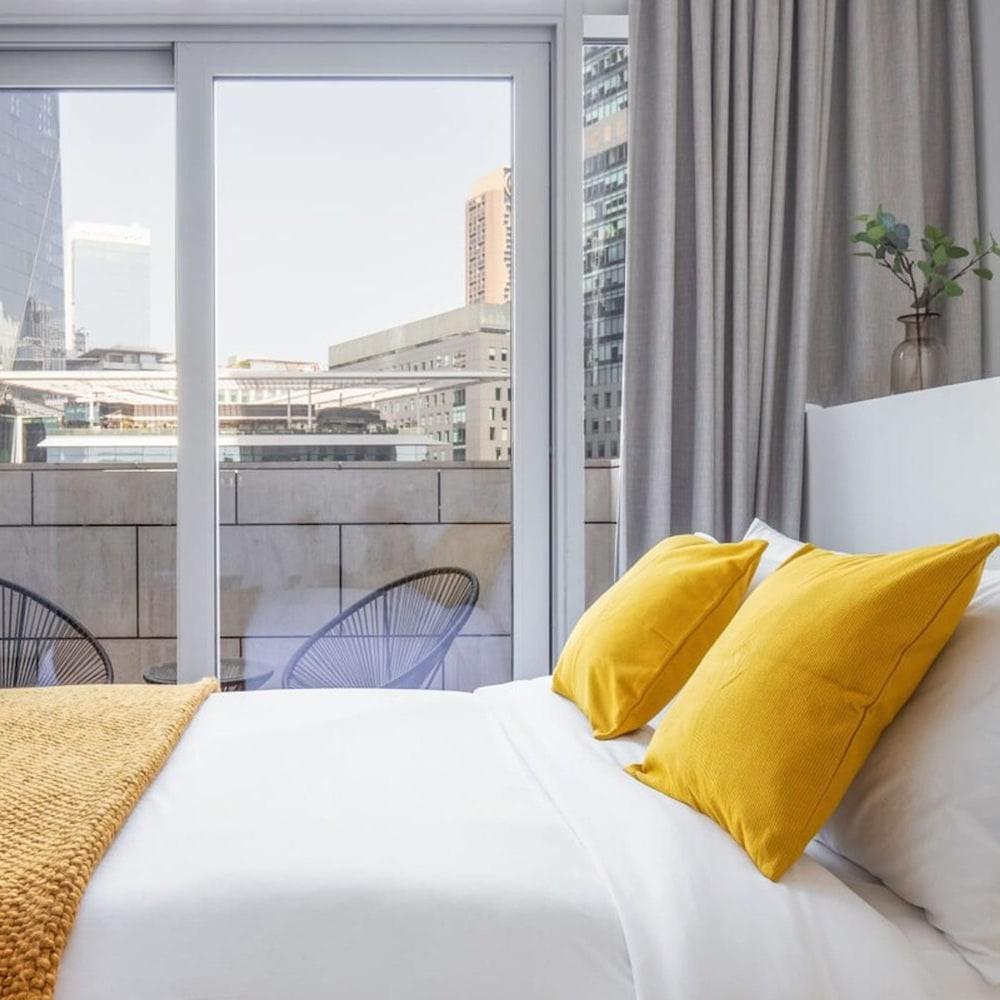 Silkhaus Modern Studio in Difc Iconic Tower Pool